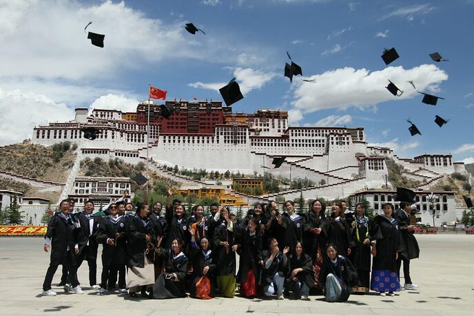 रोजगार सहायता से तिब्बती युवाओं को नई दुनिया में आगे बढ़ने का मौका मिला_fororder_西藏大学生2