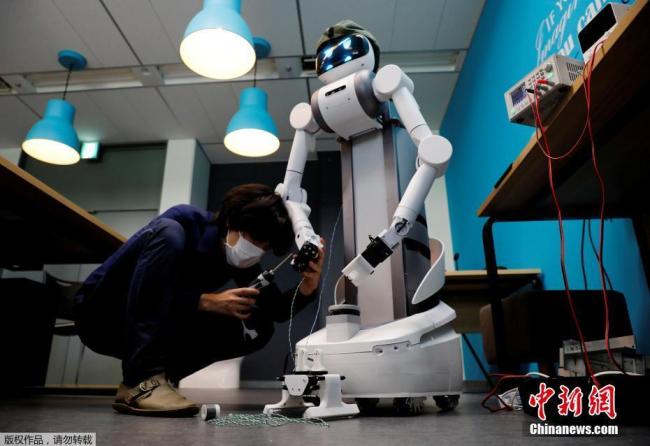 Япон робот ажиллуулж халдвар тархах эрсдэлийг бууруулж чадав