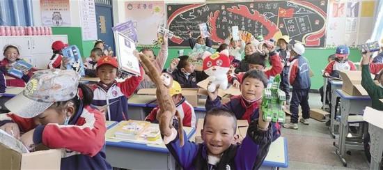 दक्षिण चीन से आए “लव बॉक्स” तिब्बत के प्रारंभिक स्कूलों में पहुंचे_fororder_yang-1