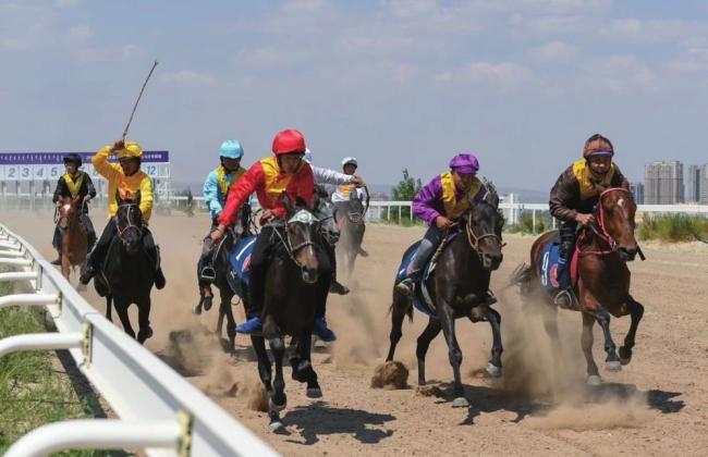 2020-Өвөр Монголын морин спортын наадам нээгдэв