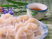 Makan Jiaozi pada Tahun Baharu China