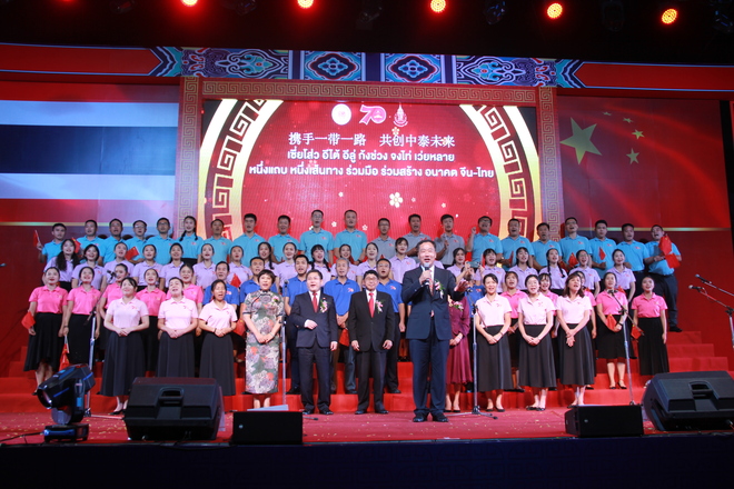图片默认标题_fororder_中国驻泰国大使吕健带领全场2000多人共唱歌曲《我和我的祖国》