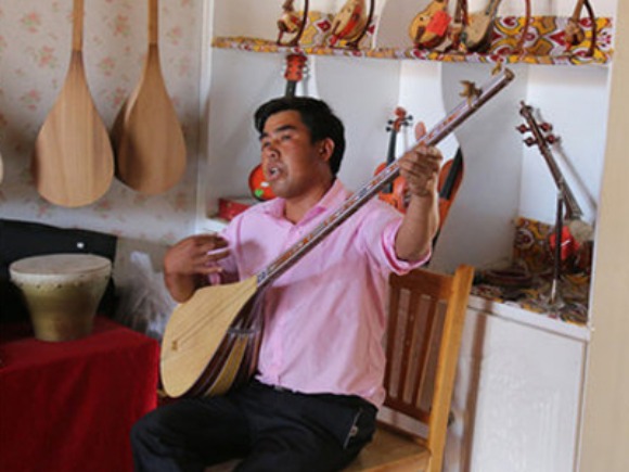 Rouzi Bawudong, Pewaris Seni Pembuatan Alat Muzik Uygur
