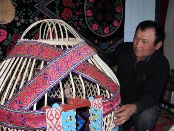 Midale Khan dan Teknik Pembuatan Alat Kayu Etnik Kazak