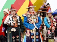 Kostum Etnik Mongolia Bersinar Pada Pertunjukkan Fesyen