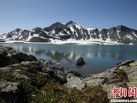 Tasik Tersimpan dalam Gunung Altay, Xinjiang