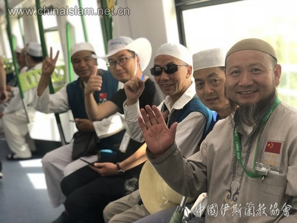 Jemaah Haji China Naiki LRT di Mekah