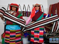 Penenunan Tangan Cara Tradisional Tibet Berkembang